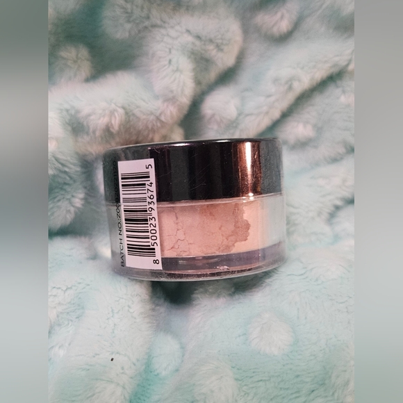 St. Luxe Translucent Setting Powder - Picture 3 of 4